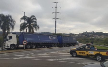 Carga de Coca-Cola cai de caminhão e é levada por populares em Cajamar