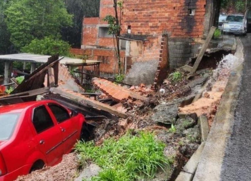 Deslizamento de terra atinge garagem de residência em Cajamar; três casas são interditadas