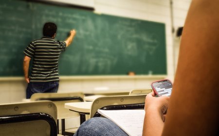 Lei que proíbe uso de celulares nas escolas é sancionada em SP