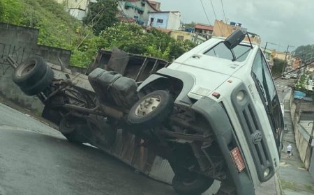 Caminhão tomba e interdita rua em Jordanésia, Cajamar