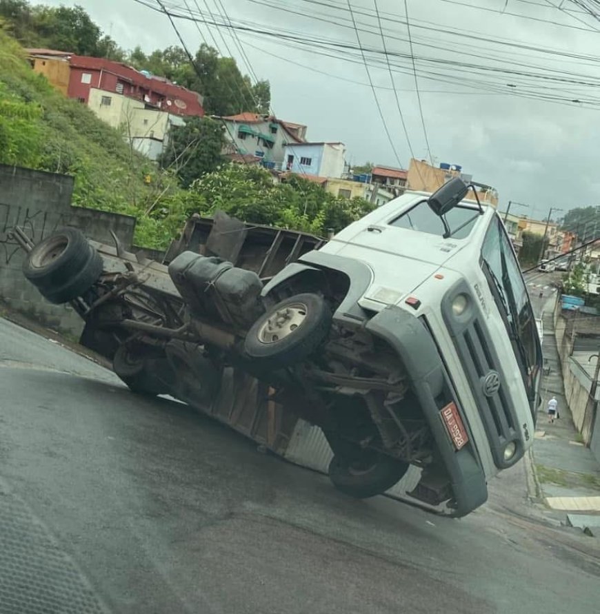 Caminhão tomba e interdita rua em Jordanésia, Cajamar