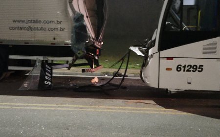 Acidente em Cajamar: Ônibus fretado colide com caminhão estacionado