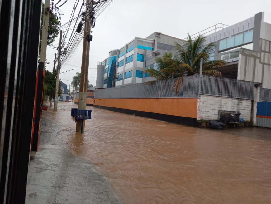 Chuvas intensas causam alagamentos em ruas e avenidas de Cajamar