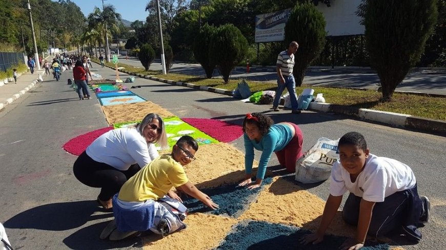 Corpus Christi reúne fiéis em Cajamar com tapetes coloridos e celebrações religiosas