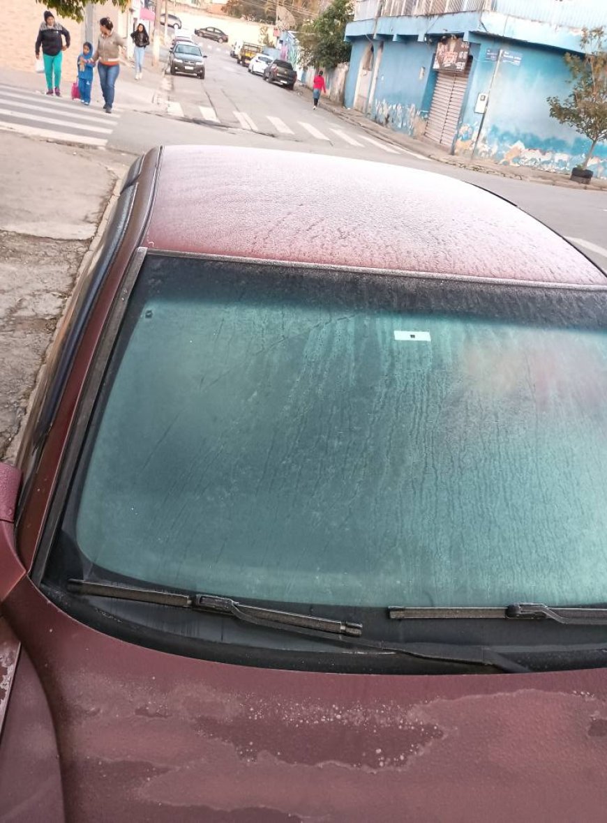 Cajamar registra madrugada mais fria do ano com 2°C e carros amanhecem cobertos de gelo