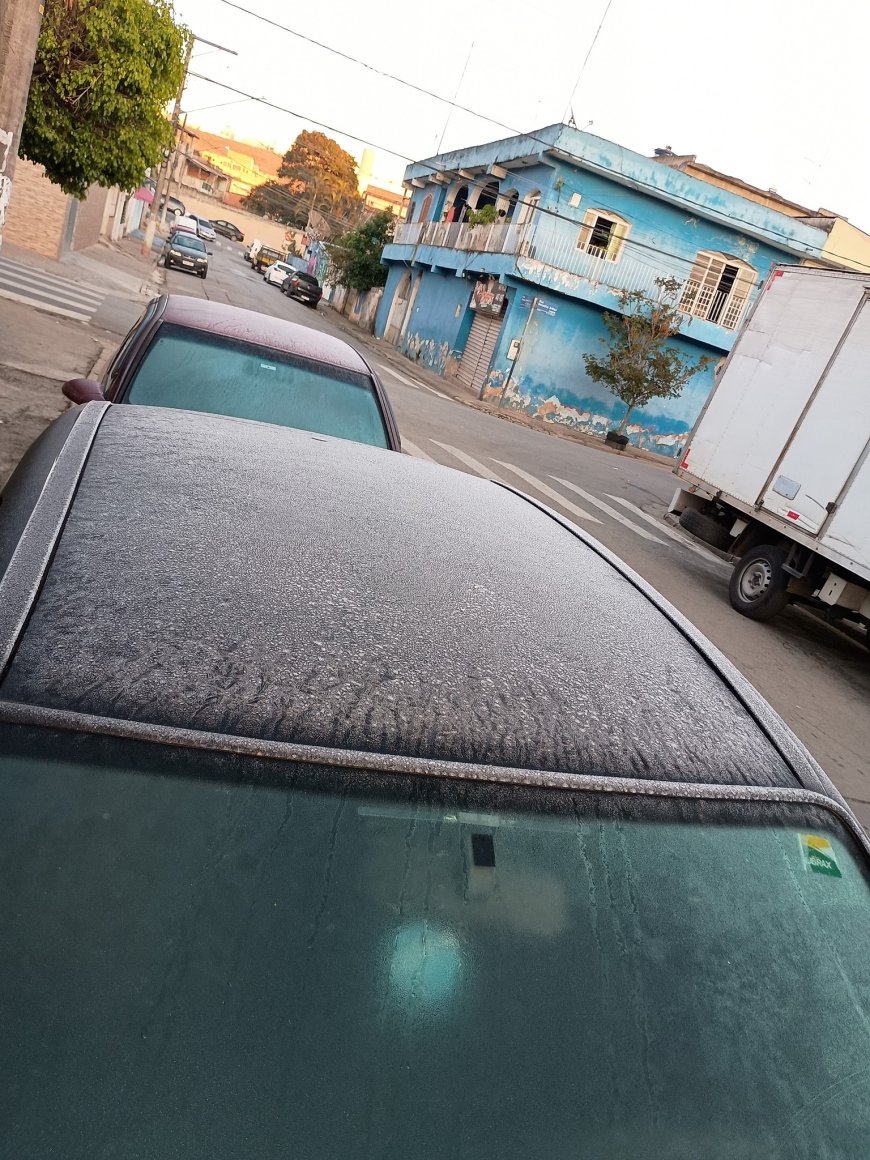 Cajamar registra madrugada mais fria do ano com 2°C e carros amanhecem cobertos de gelo