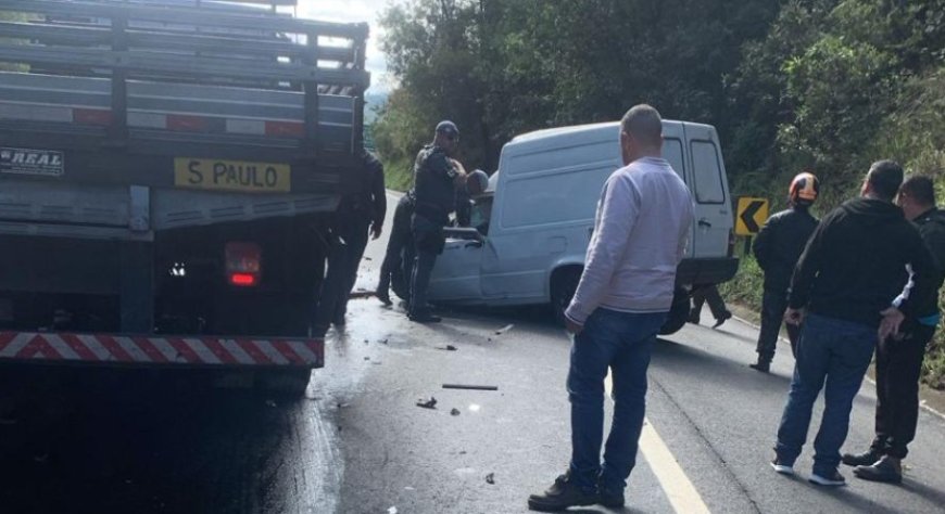 Mulher morre em colisão frontal entre Fiorino e caminhão na Rodovia Edgar Máximo Zambotto