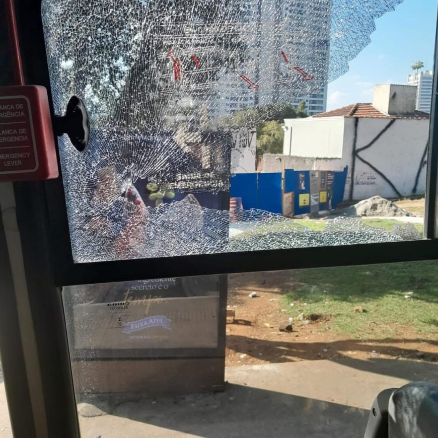 Ataques a ônibus assustam passageiros de Cajamar; veículo da linha Lapa é apedrejado