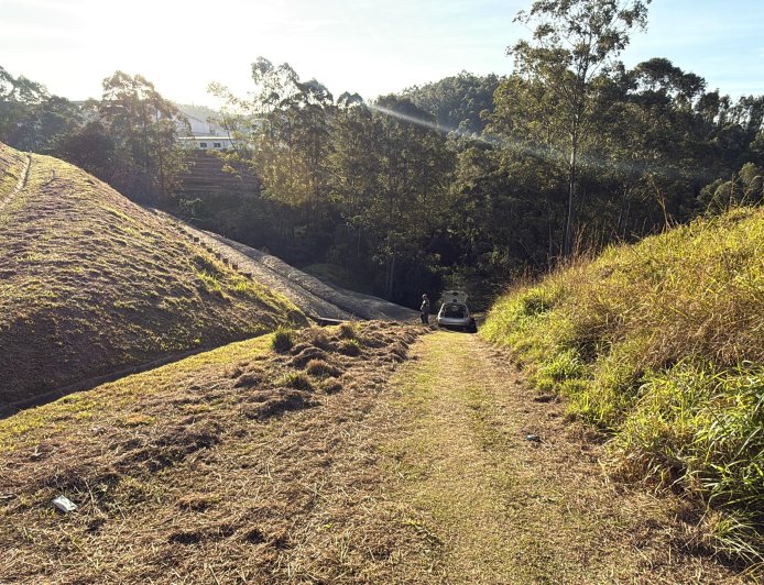 Dirigindo sob efeito de álcool, mulher fica presa à beira de ribanceira e é presa