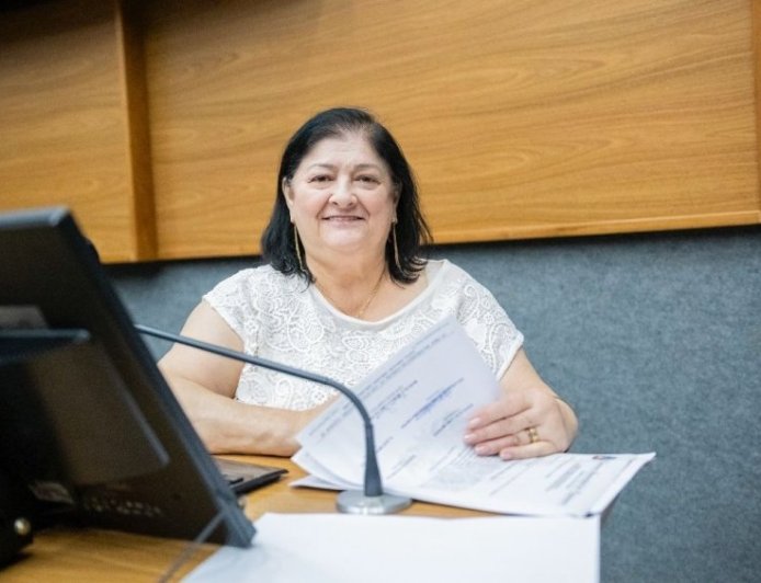 Izelda Gonçalves Cintra solicita bancos na Avenida das Amoreiras e estudo sobre lixeiras subterrâneas