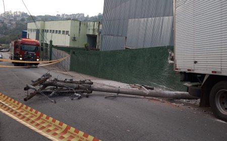 Caminhão desce de ré, atinge poste e muro no bairro do Panorama em Cajamar
