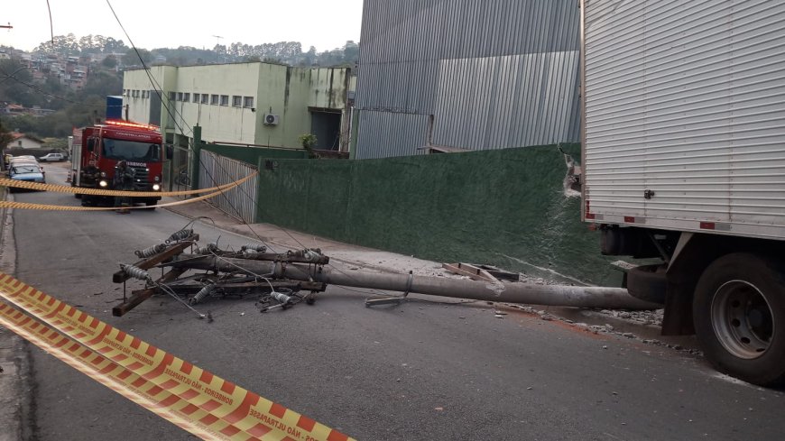 Caminhão desce de ré, atinge poste e muro no bairro do Panorama em Cajamar