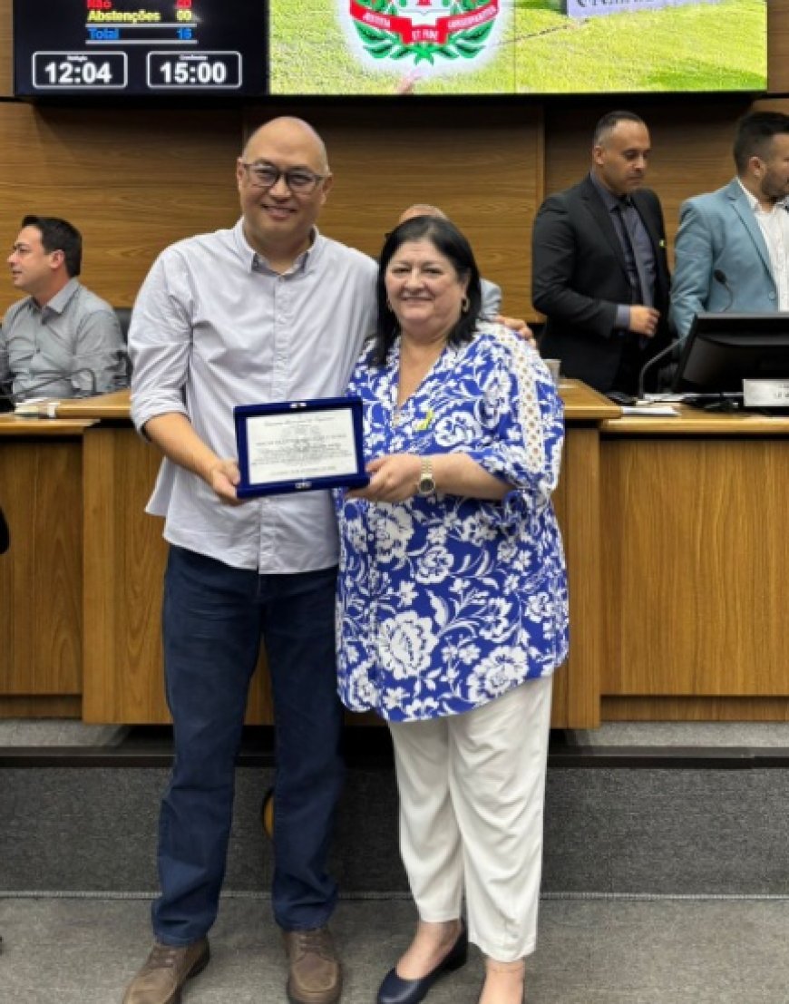Vereadora Izelda Cintra homenageia Clínica Ver Mais pelos 25 anos de serviços prestados à saúde ocular de Cajamar