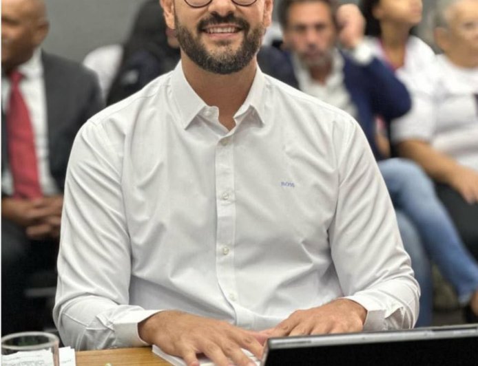 Vereador Dr. Vinícius Zago apresenta requerimento solicitando informações sobre estudo para construção de hospital pediátrico em Cajamar