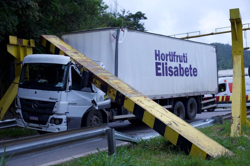 Caminhão colide com barra de proteção em acesso ao bairro do Gato Preto, na Anhanguera