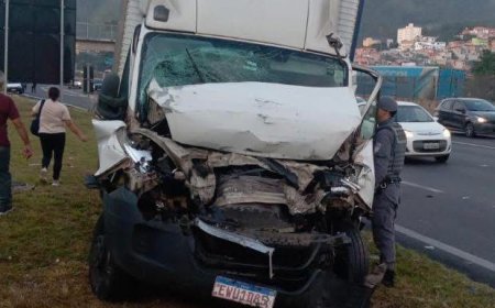 Caminhoneiro fica preso às ferragens em acidente com ônibus na Anhanguera