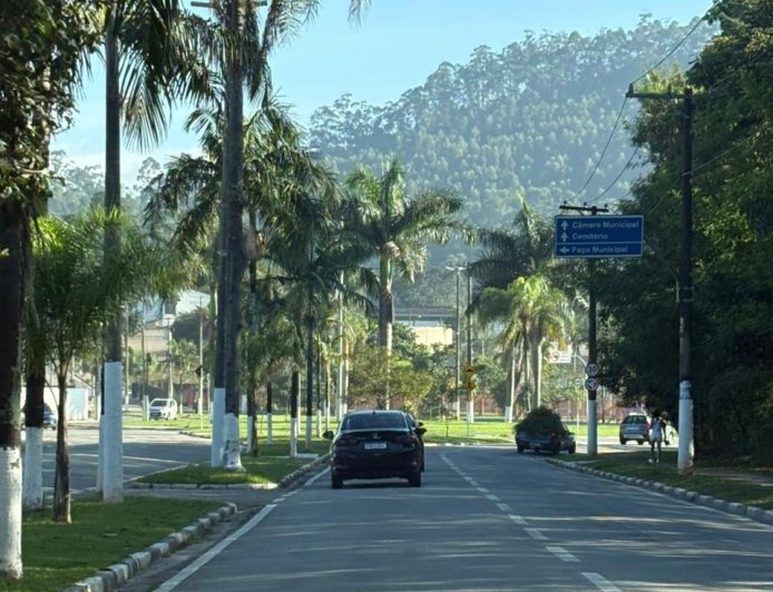 Segunda-feira (13) começa com céu azul e sol em Cajamar
