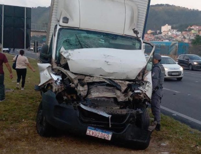 Caminhoneiro fica preso às ferragens em acidente com ônibus na Anhanguera