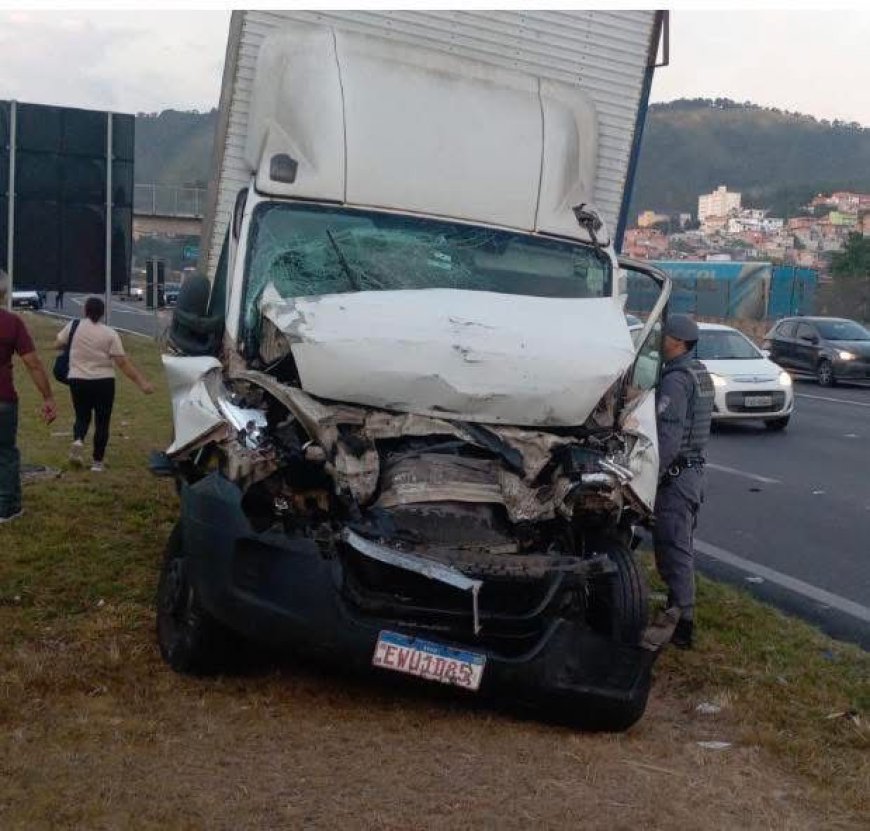 Caminhoneiro fica preso às ferragens em acidente com ônibus na Anhanguera