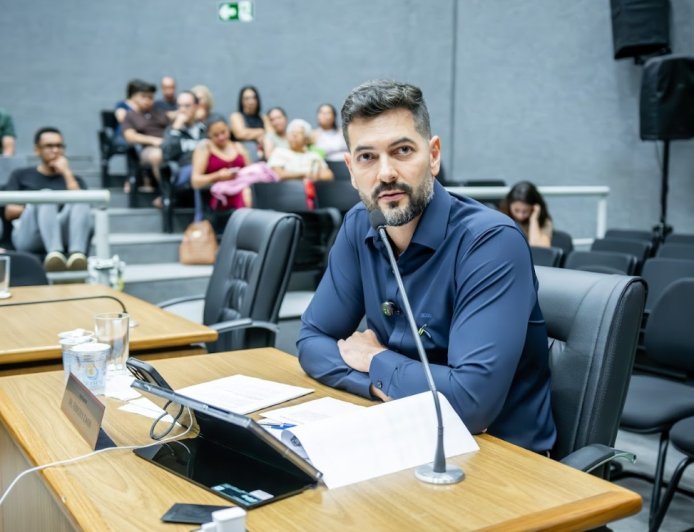 Dr. Vinícius Zago solicita informações detalhadas sobre atendimento pediátrico e cirurgias infantis em Cajamar