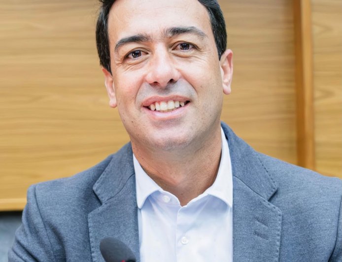 Vereador Saulo cobra informações sobre lista de espera do transporte universitário para o segundo semestre